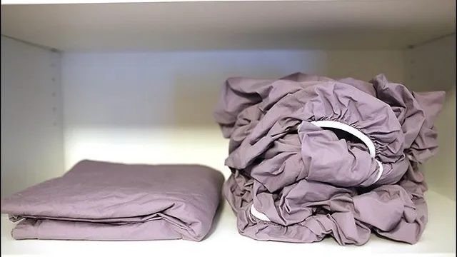 With this trick it'll be super easy to fold a fitted sheet! We had no idea it could be this simple!