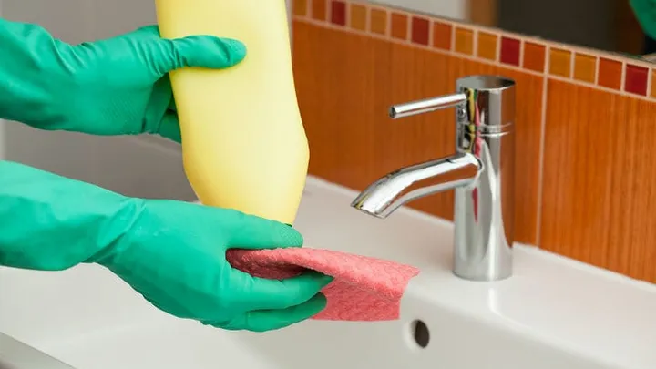 6 x handy cleaning tips for the bathroom