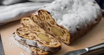 Nog op zoek naar een kerststol? Bij déze goedkope supermarkt haal je de lekkerste!