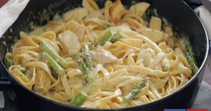 Rezept: Pasta Pesto mit saftigem Hühnchen und grünem Spargel.