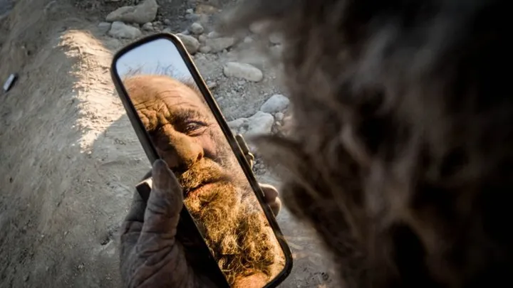 Beurk ! Cet homme n'a pas pris de bain depuis 65 ans