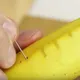 Co Stanie Się Po Wetknięciu Igły W Banan? Przekonaj Się Na Własne Oczy! To Niezwykle Zabawny Trik!
