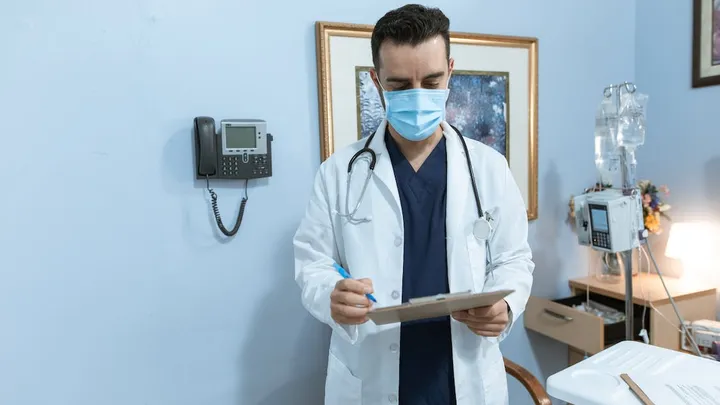 3 Weken na de geboorte van een tweeling voelde moeder zich ziek - toen de dokter de echo zag, zei hij: "Het spijt me"