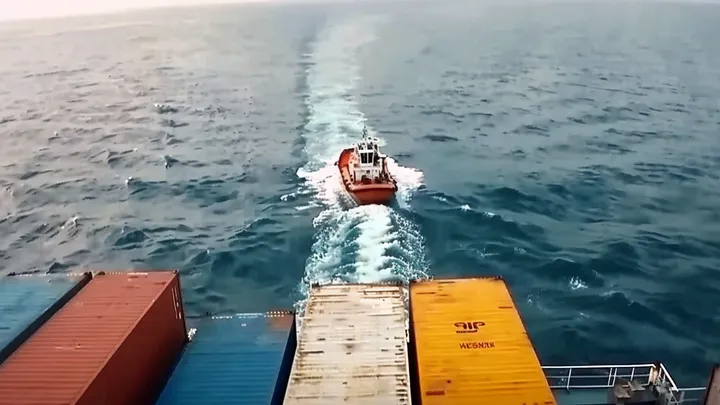 Containerschiff trifft auf Piraten - aber was der Kapitän als Nächstes tut, verblüfft sie alle!