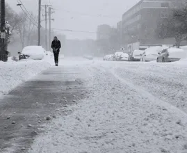 Come evitare di cadere sulle strade ghiacciate quando si esce all'aperto in inverno