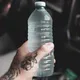 Comment réduire significativement votre consommation d'eau avec une bouteille en plastique