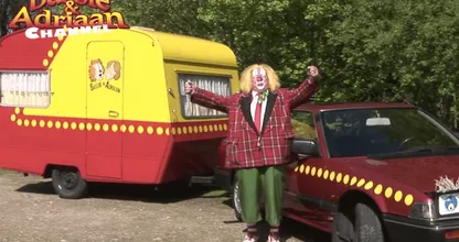 Fantastisch: de auto én caravan van Bassie en Adriaan staan te koop! Wie wil hier wel een ritje in maken?