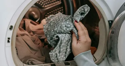 Met dit trucje haal je vetvlekken in een handomdraai uit je kleding