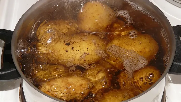 Verleihe deinen kochenden Kartoffeln einen Boost indem du diese Zutat ins Wasser gibst