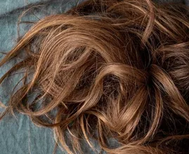 7 gewoontes uit je avondroutine die schadelijk zijn voor je haar