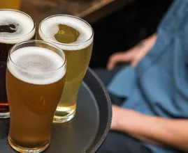 Stralend lenteweer op eerste dag met open terrassen