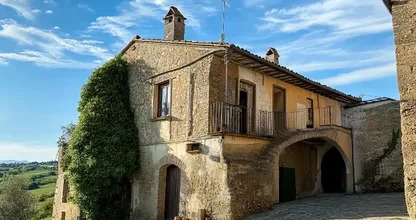 Questa signora di 57 anni vive in una casa da solo 1 euro, ma quando vedrete l'interno vorrete viverci!