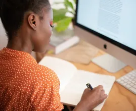 Met deze 6 tips voorkom je nek- en rugklachten door thuiswerken