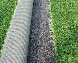 In 4 stappen zelf kunstgras in de tuin leggen