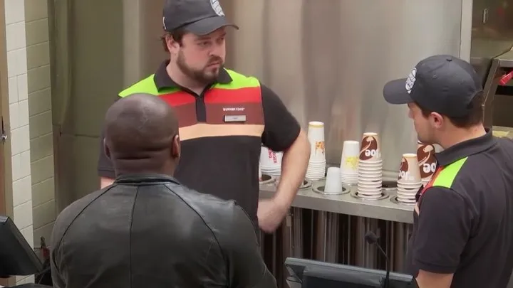 Adolescentes praticam bullying contra garoto no Burger King e não percebem o homem no banco