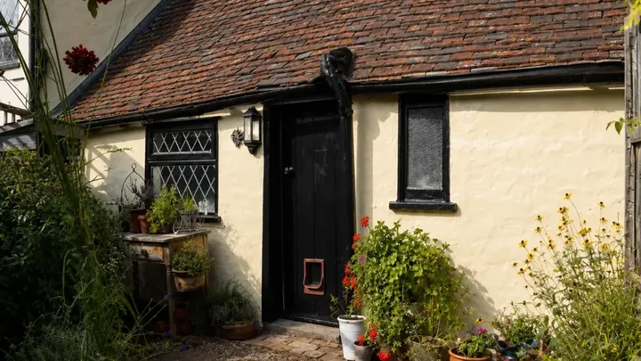 Elle a acheté et rénové un cottage anglais vieux de 700 ans alors qu'elle n'avait qu'une vingtaine d'années — et l'intérieur est tout simplement magnifique !