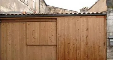 Je denkt dat het een gewone garage is, maar wacht tot je de binnenkant ziet!