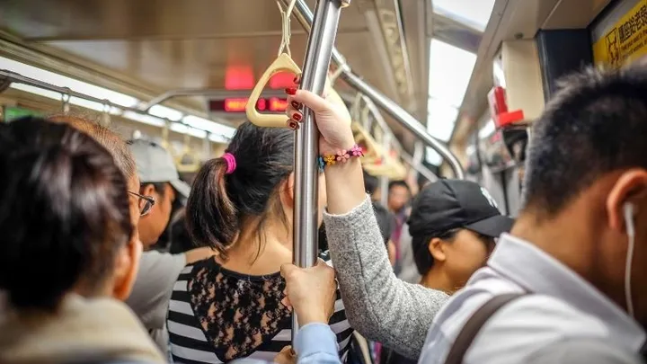 Un inconnu donne une leçon à un adolescent après qu’il ait refusé de bouger ses jambes sur le côté dans le métro