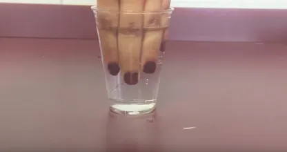 Aus diesem raffinierten Grund steckt sie zuerst ihren Finger in das Glas, das ihr jemand in der Disko anbietet!