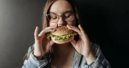 Zeg maar dag tegen de vette hap: gemeenten willen fastfoodketens weren