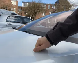 Deze week met de auto op pad? Klop dan even op de motorkap voor je vertrekt