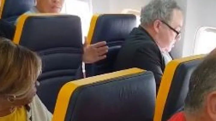 Man die donkere vrouw uitschold in vliegtuig biedt zijn excuses aan
