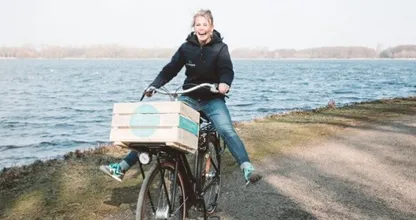 Geen zin om bij je ouders langs te gaan, de kat te voeren of je schoenen te poetsen? Carlijn neemt alle rotklusjes zó van je over!