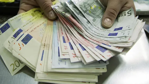 Flüchtling findet 150.000 Euro und bringt diese zur Polizei