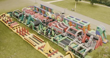 Op deze plek komt het grootste springkasteel ter wereld en het is dichterbij dan je denkt…