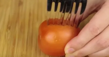 Truco salvavidas: por eso debes pinchar dos tenedores en un tomate