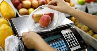 Gratis plastic zakjes voor groente en fruit verdwijnen bij Albert Heijn