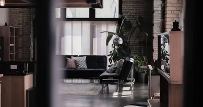 Bizar: vrouw vindt verborgen appartement achter haar badkamerspiegel