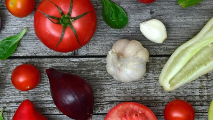 Haz tu propio repelente de insectos sin químicos con estos ingredientes comunes