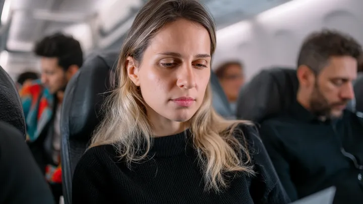 O comissário de bordo sussurrou: "Você precisa sair deste avião imediatamente" - O passageiro ficou chocado ao saber a verdade..