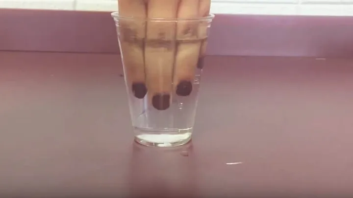 だから、飲み物を勧められたらグラスに指を突っ込むべきなのだ。
