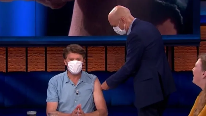 Beau laat zich live op tv vaccineren: ‘Ik vind het een eer’