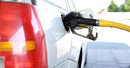 Autobond waarschuwt om met tropische temperaturen nooit de auto vol te tanken