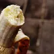 Oto dlaczego powinno się nacierać stopy skórką z banana