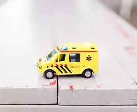 Held! Kleuter (5) redt leven van zijn moeder met z'n speelgoedambulance
