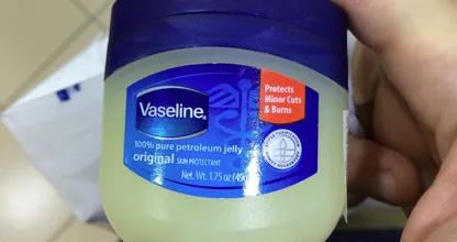 Diese 7 Probleme löst du mit Vaseline viel besser als mit herkömmlichen Mitteln!
