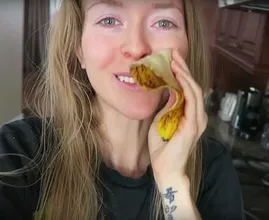 Esta mulher esfrega uma casca de banana no rosto todos os dias e este é o motivo!