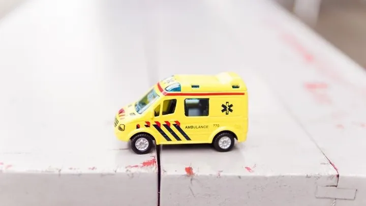Held! Kleuter (5) redt leven van zijn moeder met z'n speelgoedambulance