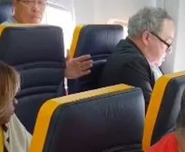 Ryanair Flug: Mann weigert sich neben älterer dunkelhäutigen Frau zu sitzen. Rynair unternimmt nichts.