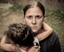 Une mère et son bébé mendient pour survivre, puis leur secret est découvert.