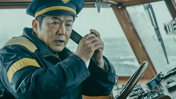 コンテナ船、海賊と遭遇 - しかし、船長が次にとった行動は彼らを驚かせた！