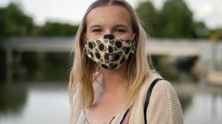 Aha! Op deze manier verpest het mondkapje je make-up niet
