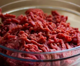 Kun je gehakt dat over de datum is nog eten?
