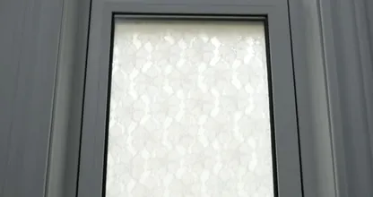 Met DEZE tip krijg jij meer privacy in je woonkamer zónder altijd de gordijnen of luxaflex dicht te doen!