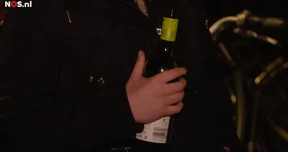 'Super beschaafd opgevoed' minderjarig dronken meisje in tranen als politie haar ouders wil bellen!