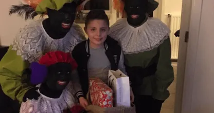 Fantastisch wat deze wildvreemde voor dit gezin doet na het 'pakjesavonddrama'! Duimen omhoog voor deze held!